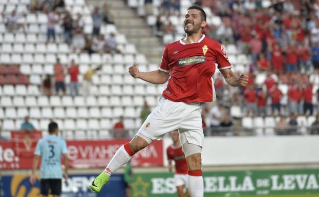 Víctor Curto celebrando uno de los tantos del equipo grana.