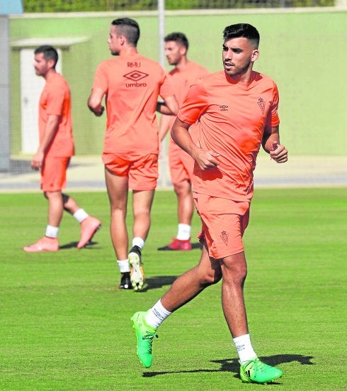 Nadjib Mengoud, ayer, en el entrenamiento del Murcia en el Pinatar Arena.