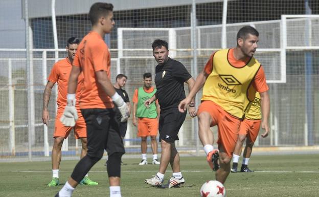 Entrenamiento del Murcia, ayer, en el Pinatar Arena.