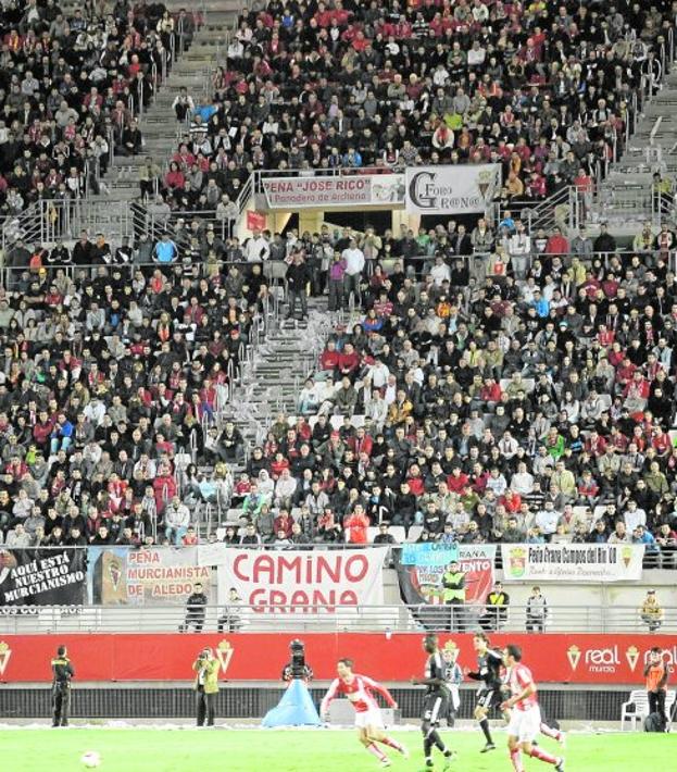 Gradas abarrotadas en el Murcia-Real Madrid de Copa, jugado el 26 de octubre de 2010.