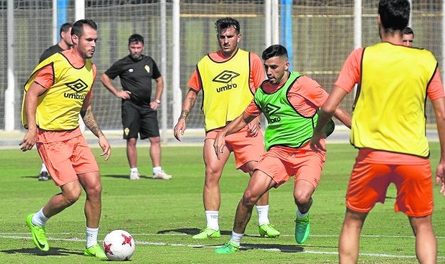 Entrenamiento del Murcia en el Pinatar Arena, bajo la atenta mirada de Sanlúcar.