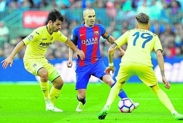 Manu Trigueros, a la izquierda, intenta arrebatar un balón a Iniesta en el Nou camp.