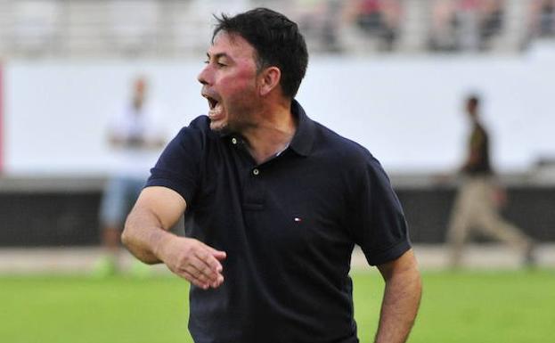 Manolo Sanlúcar da instrucciones desde la banda.