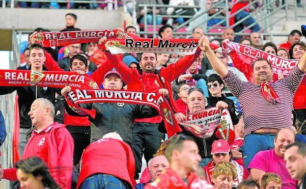 Aficionados del Murcia, ayer, en la Nueva Condomina./Guillermo Carrión / AGM