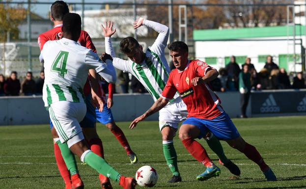 Elady intenta zafarse de la presión de un rival durante el partido contra el Betis B./Agencia LOF