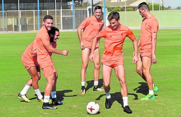 Xiscu, Forniés, Pedro Martín, Llorente y Chamorro, en una sesión de entrenamiento del Murcia./Nacho García / AGM