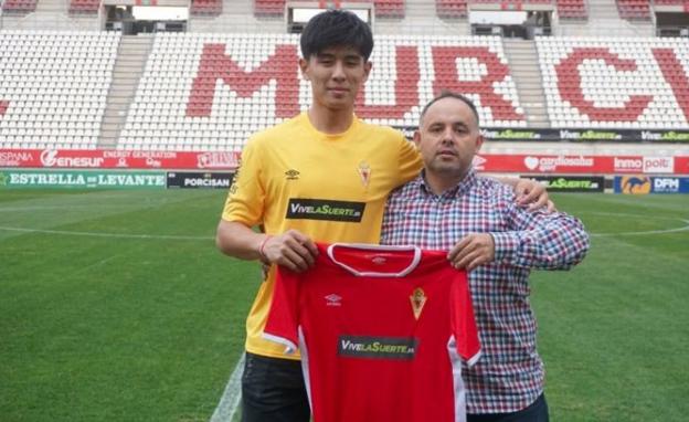 El portero Lin Chuan, con Deseado Flores./Real Murcia