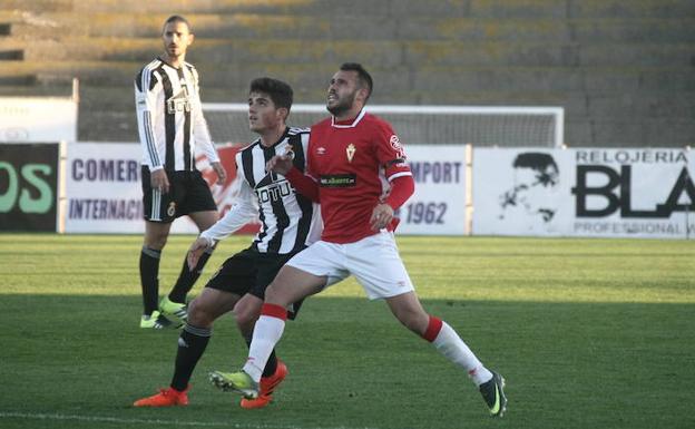 Santi Jara se mide con un jugador del Linense por el control del balón./Agencia LOF