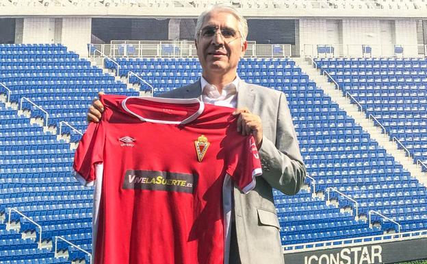 Mauricio García de la Vega posa con la camiseta del club grana./Real Murcia