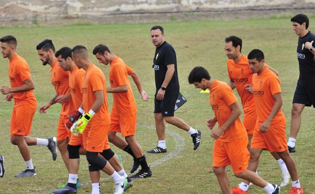 Imagen de archivo de Salmerón entrenando a los jugadores. /Vicente Vicéns/ AGM