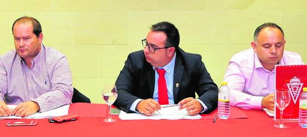 Moro, Miguel Martínez y Deseado, los tres consejeros que quedan en el Murcia, en la Junta de Accionistas del pasado mes de junio./Vicente Vicéns / AGM