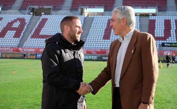 Mauricio García saludando a un técnico del club./Real Murcia