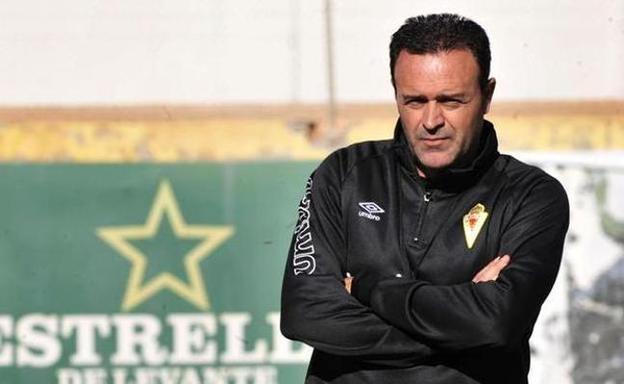 El técnico del Real Murcia en un entrenamiento del equipo/