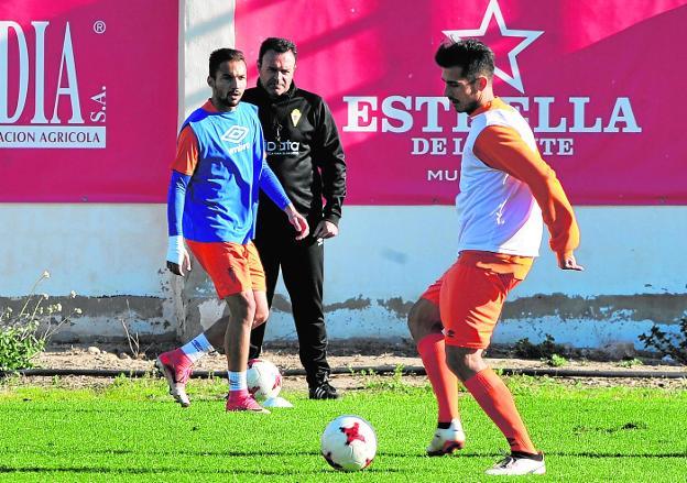 Salmerón observa a Armando en un entrenamiento del equipo grana. :: vicente vicens / agm/Vicente Vicéns / AGM