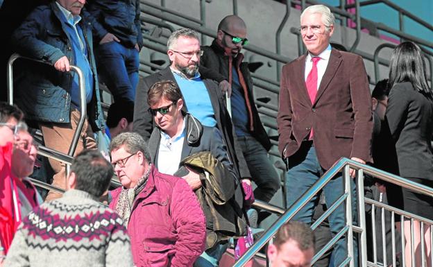 Mauricio García de la Vega, el pasado domingo, abandonando el palco de la Nueva Condomina./Javier Carrión / AGM