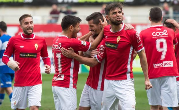 Los jugadores del Real Murcia celebran el primer gol del conjunto grana./Javier Carrión / AGM
