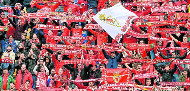 Aficionados del Real Murcia, en un partido de esta temporada./Vicente Vicéns / AGM