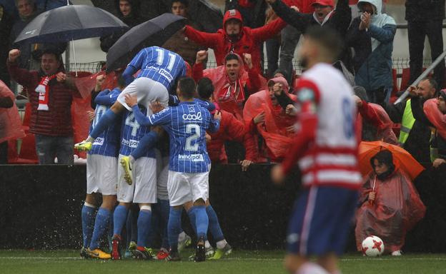 Los jugadores del Real Murcia celebran el gol con su afición./LOF