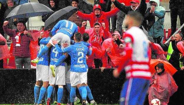 Los jugadores del Murcia se abrazan tras el gol de David Mateos ante el Granada B. / lof