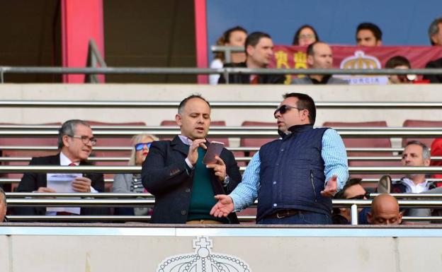 Miguel Martínez y Deseado Flores, presidente y consejero del Real Murcia. /Guillermo Carrión / AGM