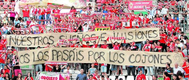 La afición del Murcia protesta en un partido de junio del año 2013./Fran Manzanera / AGM
