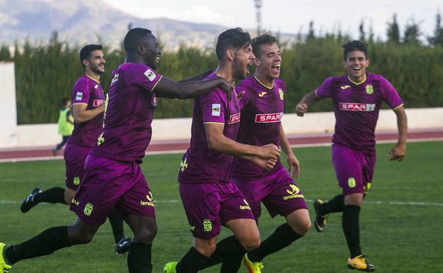 Moussa, Josua y Kuki Zalazar celebran un gol del Jumilla./Pablo Sánchez / AGM