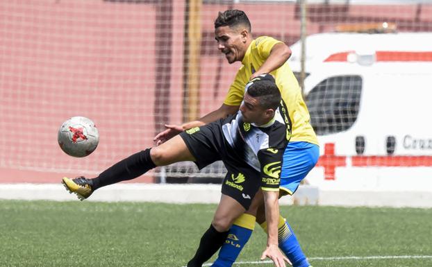 Un defensa de Las Palmas Atlético defiende a Cristo, el pasado domingo./LOF