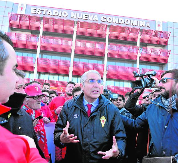 García de la Vega dialoga, ayer, con los aficionados granas./Guillermo Carrión / AGM