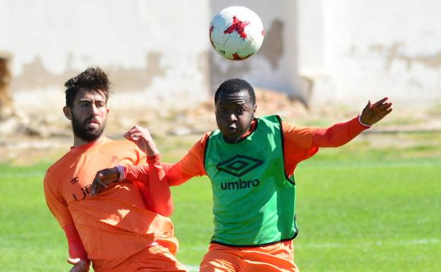 Molo y Ongenda durante un entrenamiento con el Real Murcia./Guillermo Carrión / AGM
