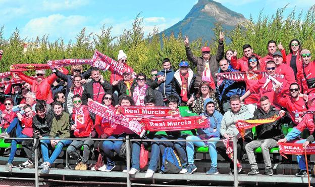 Aficionados del Real Murcia, este sábado, en las gradas del campo Uva Monastrell. / Nacho García / AGM