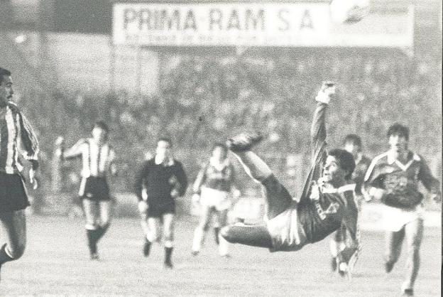 7 de diciembre de 1986. Manolo remata de chilena y marca el 1-0 en el Murcia-Athletic. / tomás