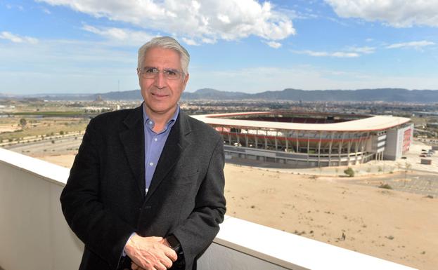 Mauricio García de la Vega, ayer, en su apartamento junto a la Nueva Condomina./Nacho García / AGM