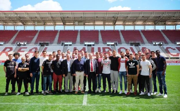 Víctor Gálvez con la primera plantilla del club grana./Real Murcia
