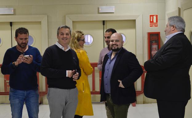 Parte del grupo de colaboradores de Gálvez Brothers, el miércoles, tras la Junta de Accionistas: Roberto Cases Vera, secretario del nuevo Consejo grana; Rubén Canales, asesor del grupo Gálvez Brothers; El vicepresidente del club, Víctor Valentino Gálvez; Carlos Quinto Martín, consejero del Real Murcia./Nacho García / AGM