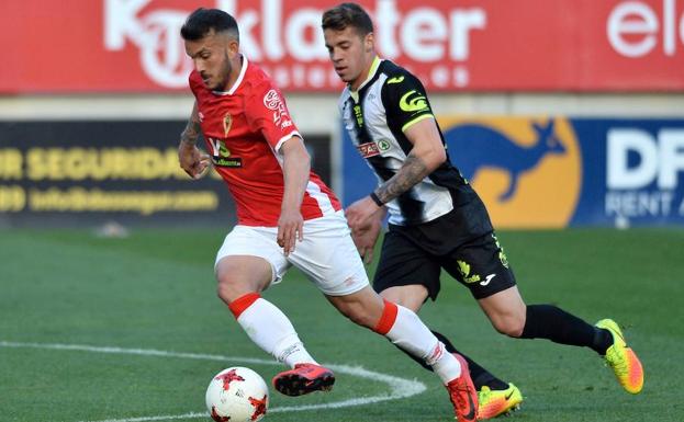Lance del partido disputado en la Nueva Condomina entre el Real Murcia y el FC Cartagena./Guillermo Carrión / AGM