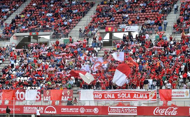 La afición del Real Murcia en el partido contra el Extremadura./Nacho García / AGM