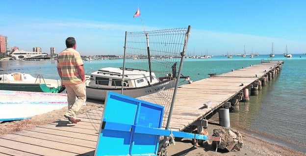 Un marinero, ayer, camino del pantalán que será rehabilitado a partir de hoy.
