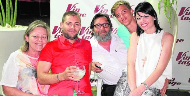 El exedil y delegado sindical de UGT Manuel Leal Manzanera (c), con su característica barba, rodeado de su familia. A su derecha su mujer, Fina, con su hijo Manuel. A su izquierda, su hijo Alejandro y su hija Virginia. Todos sonrientes en una imagen cedida por sus familiares.