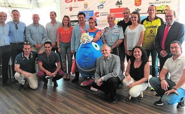 La organización de la 'Aidemarcha', tras la presentación.