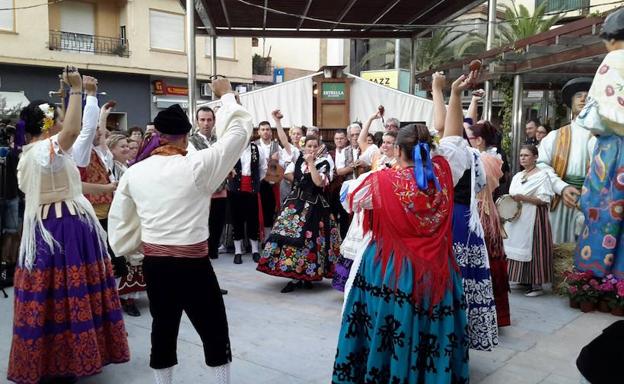 La jota murciana y el colorido de los trajes llenan la plaza de España al llegar el verano.