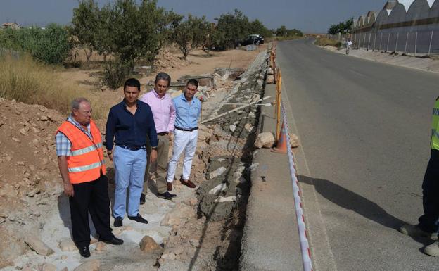 Los responsables regionales y locales al pie de las obras de la carretera RM-F48.