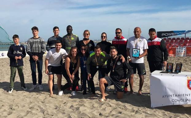 Los ganadores con la medalla del Soccer Beach en la playa de La Ribera. /PDM SJ
