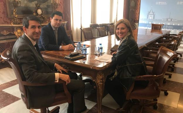 El alcalde y la edil Teresa Foncuberta en el Ministerio de Justicia con Joaquín Delgado. /Ayto.