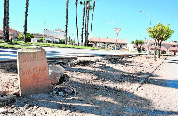 Una de las calles de la urbanización, con tramos deteriorados y sin asfaltar. / Alexia Salas