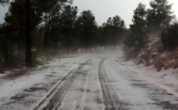 Una carreterra de la pedanía de Navares, llena de granizo.