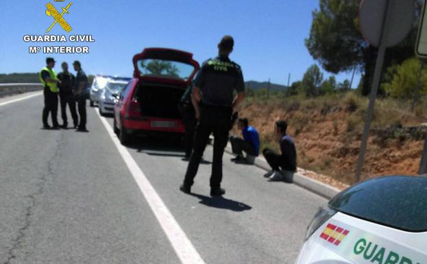 Detención de los dos jóvenes después de que la Guardia Civil los interceptara.