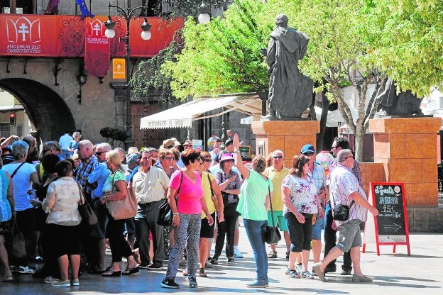 Una guía, ayer, con la mano en alto para llamar la atención a un grupo de turistas de Almería en la plaza del arco.