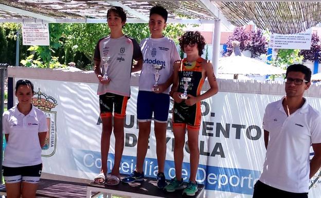 Pablo León en lo alto del pódium en Yecla