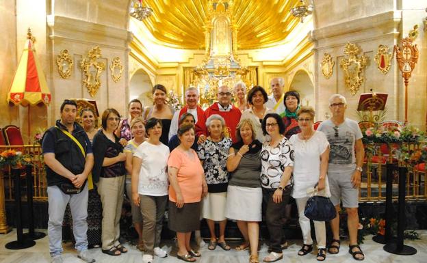 Los peregrinos italianos junto al sacerdote caravaqueño Tomás Álvarez.