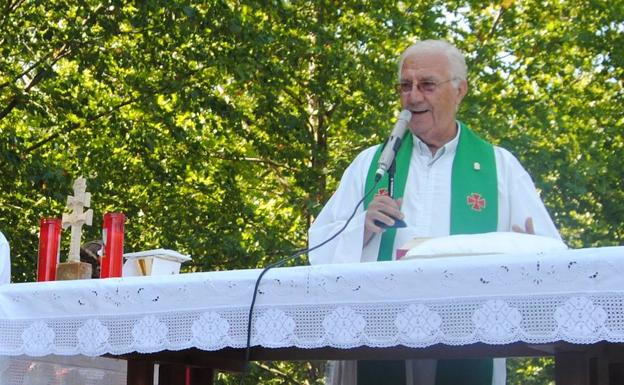 Don Pedro Ballester en la misa de la Romería de 2013.